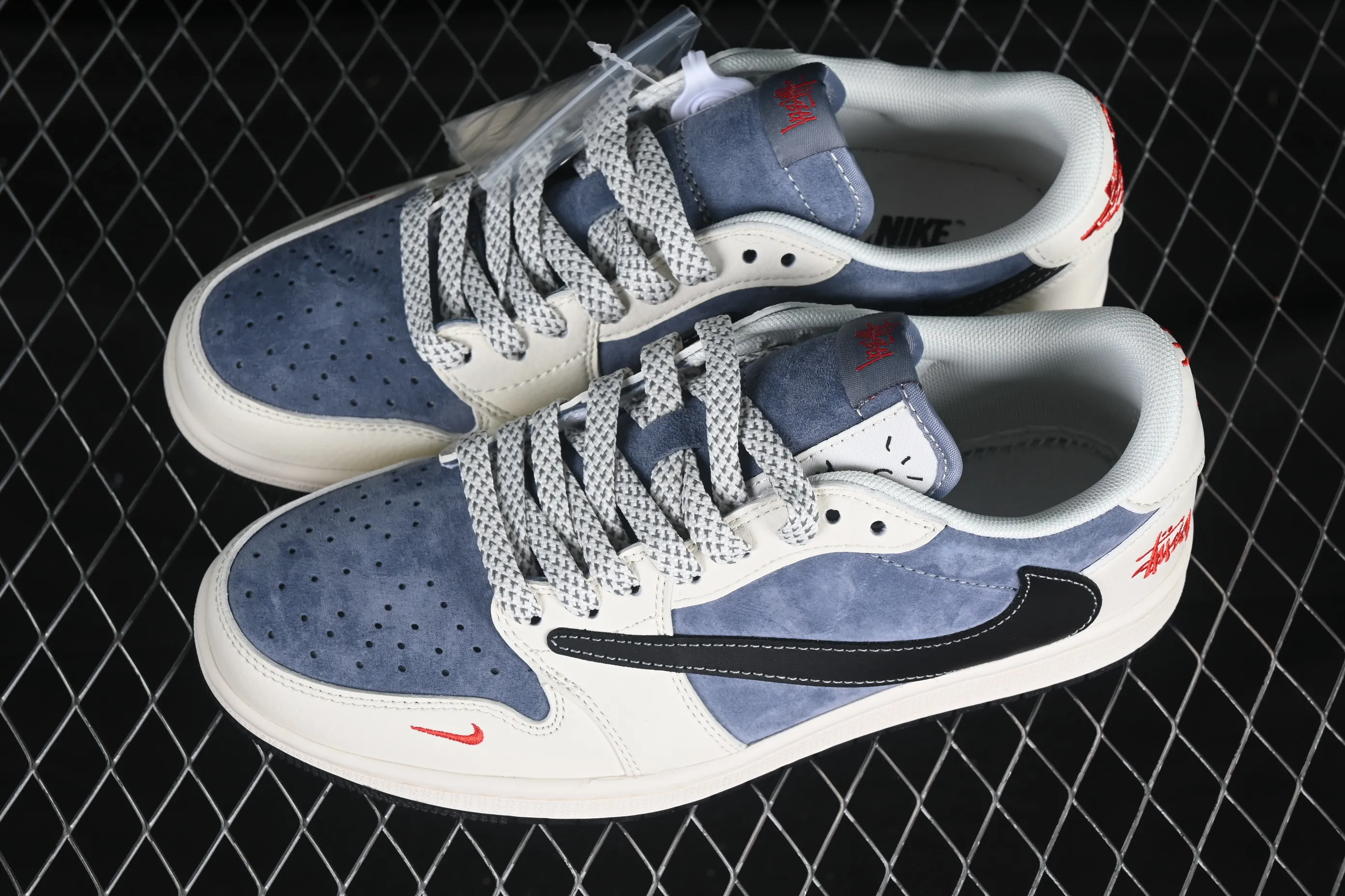 All Categories Air Jordan Jordan Series Basketball Shoes Air Jordan 1 Low High-end Customized Low-top Sneakers Travis Scott x Fragment Design x Air Jordan 1 Low OG SP Joe 1 Stusi Co-branded Off-white Gray Black Hook Low-top Cultural Casual Sneakers XZ6188-578